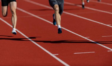 Sporcu bacaklarının koşuşunun birleşik görüntüsü. Bireysel spor konsepti. Yatay spor posteri, tebrik kartları, başlıklar, web sitesi