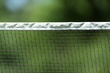 Badminton sahasının dışında Badminton net, yeşil arka planlı badminton ağını yakından görüyor.
