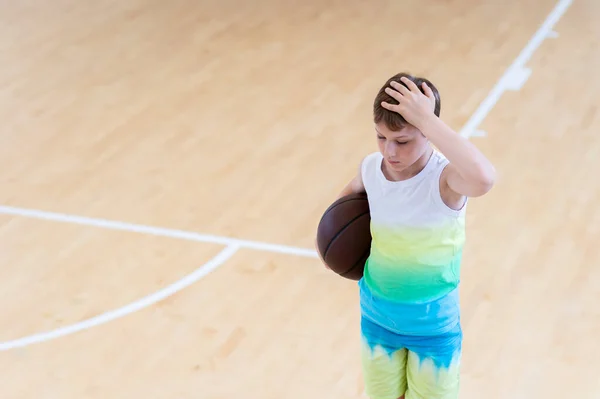在体育课上拿篮球的男孩很失望 — 图库照片