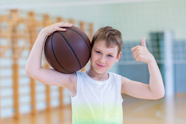 Schulkind Beim Basketball Einer Sportstunde Horizontales Bildungsplakat Grußkarten Kopfzeilen Website — Stockfoto