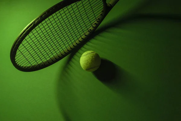 Ovanifrån Tennisracketar Och Boll Grön Bakgrund Horisontell Sport Affisch Gratulationskort — Stockfoto