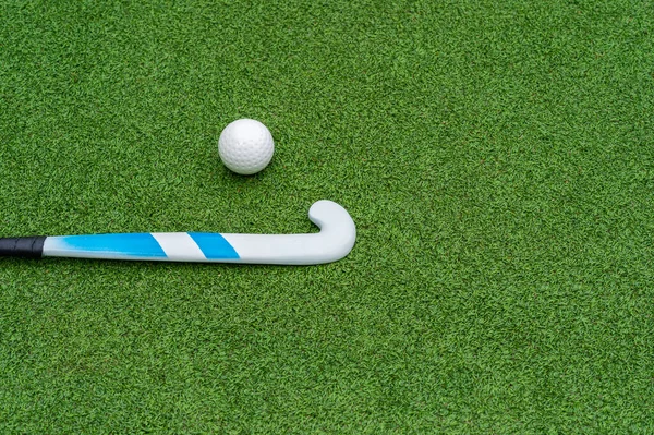 Feldhockeyschläger Und Ball Auf Grünem Gras Horizontale Sport Thema Poster — Stockfoto