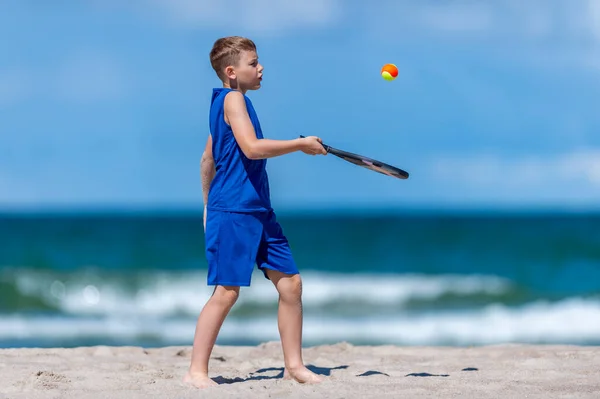 Jonge Jongen Tennissen Het Strand Kinderen Sport Concept Horizontale Sport — Stockfoto