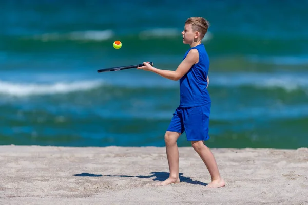 Мальчик Играет Теннис Пляже Детская Спортивная Концепция Горизонтальный Плакат Спортивной — стоковое фото