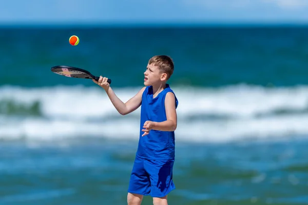 Jonge Jongen Tennissen Het Strand Kinderen Sport Concept Horizontale Sport — Stockfoto