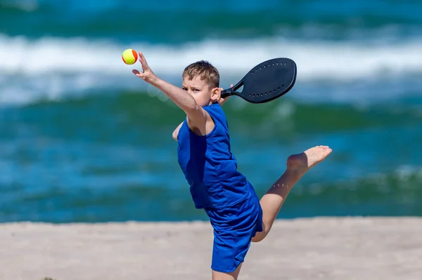 Jonge Jongen Tennissen Het Strand Kinderen Sport Concept Horizontale Sport — Stockfoto