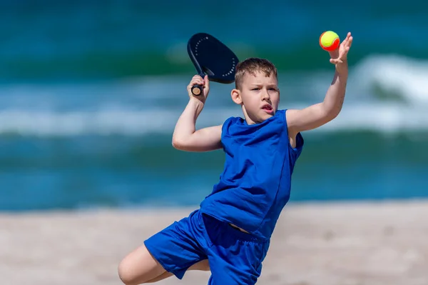 Jonge Jongen Tennissen Het Strand Kinderen Sport Concept Horizontale Sport — Stockfoto