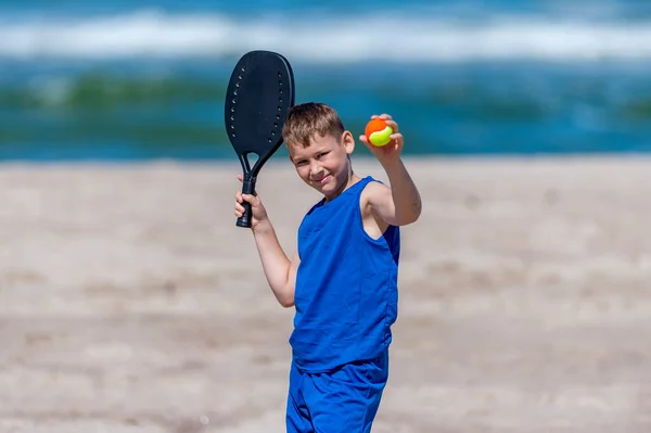 Jonge Jongen Tennissen Het Strand Kinderen Sport Concept Horizontale Sport — Stockfoto