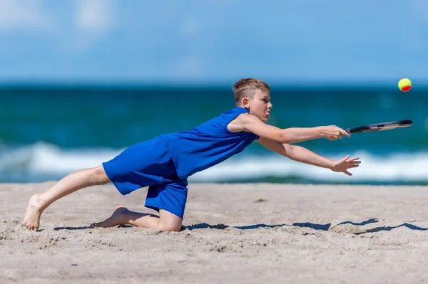 Jonge Jongen Tennissen Het Strand Kinderen Sport Concept Horizontale Sport — Stockfoto