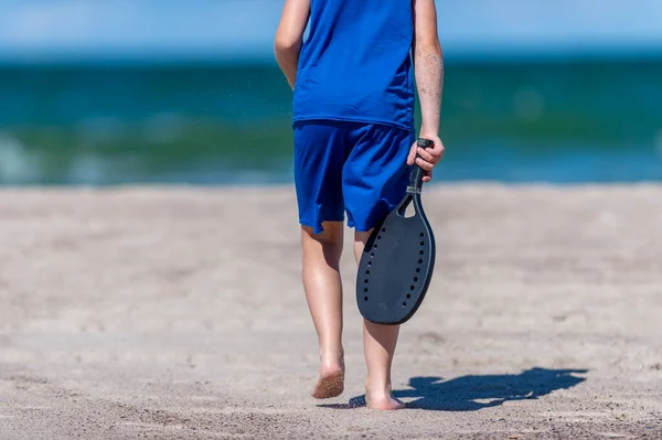 Kleiner Junge Spielt Tennis Strand Kindersportkonzept Horizontales Sport Themenposter Grußkarten — Stockfoto