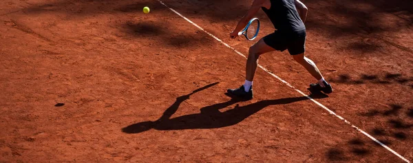 Alter Tennisspieler Aktion Auf Dem Platz Einem Sonnigen Tag Horizontales — Stockfoto