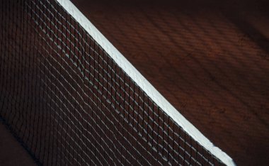 Gölgeli tenis kortu ağı. Yatay spor posteri, tebrik kartları, başlıklar, web sitesi