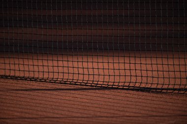 Gölgeli tenis kortu ağı. Yatay spor posteri, tebrik kartları, başlıklar, web sitesi