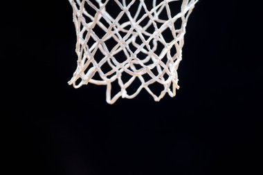 Boş bir basketbol ağı, koyu arkaplan ile yakın plan. Profesyonel spor konsepti