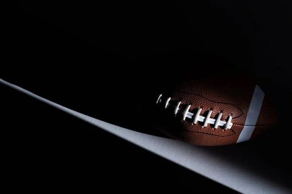 Bola Futebol Americano Com Iluminação Natural Sobre Fundo Escuro Horizontal — Fotografia de Stock