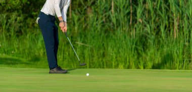 Profesyonel golfçü iş başında. Yatay spor ve golf kulübü, kurs temalı poster, tebrik kartları, başlıklar, web sitesi ve uygulama