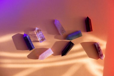 Bej arka planda renkli ışığı olan çakra kristalleri iyileştiriliyor. Meditasyon, reiki ve ruhani iyileştirme kavramı