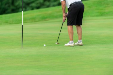 Profesyonel golfçü iş başında. Yatay spor ve golf kulübü, kurs temalı poster, tebrik kartları, başlıklar, web sitesi ve uygulama