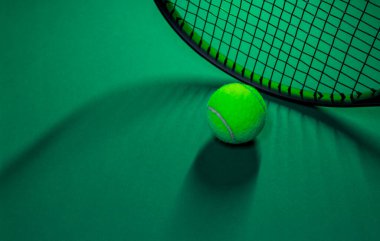Tenis raketi ve yeşil arka planda sarı top. Yatay spor temalı poster, tebrik kartları, başlıklar, web sitesi ve ap
