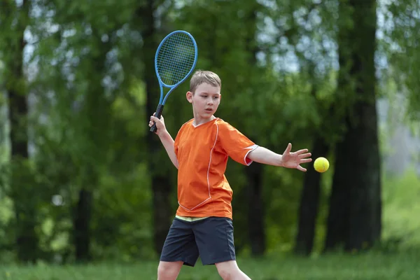 Barn Med Tennisracket Tennisbanan Träning För Små Barn Friska Barn — Stockfoto