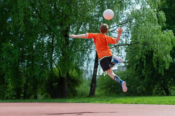 Schulkind Spielt Einer Sportstunde Volleyball Horizontales Bildungsplakat Grußkarten Kopfzeilen Website — Stockfoto