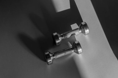 Kır arka plandaki dambılları kapatın. Spor ve spor malzemeleri. Yatay spor posteri, tebrik kartları, başlıklar, web sitesi.