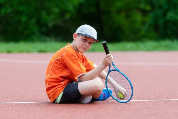 테니스 코트에서 테니스 라켓을 아이들을 아이들 스포츠 포스터 인사말 사이트 — 스톡 사진