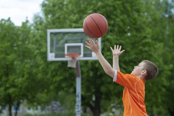 Junge Beim Basketballspielen Auf Einem Parkplatz Konzept Eines Sportlichen Lebensstils — Stockfoto