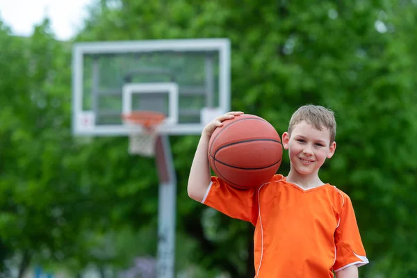 Junge Beim Basketballspielen Auf Einem Parkplatz Konzept Eines Sportlichen Lebensstils — Stockfoto