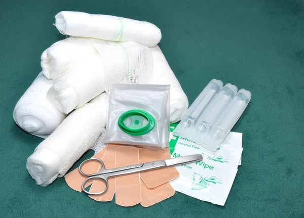 Contenido del kit de primeros auxilios —  Fotos de Stock