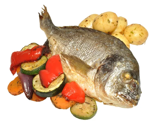 Gebackener Fisch und gebratenes Gemüse — Stockfoto
