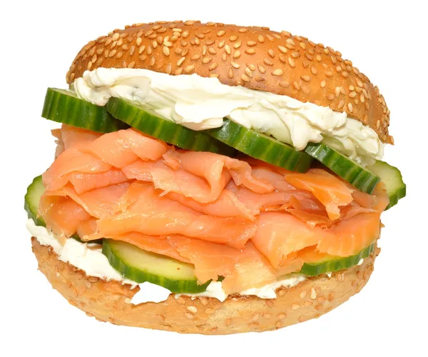 Sanduíche de bagel de salmão e creme de queijo defumado fresco — Fotografia de Stock