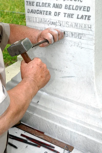 Stonemason Engraving Marble Gravestone — Stock Photo, Image