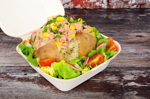 Ton Balığı Mısır Dolu Fırında Patates Taze Salata Stok Resim