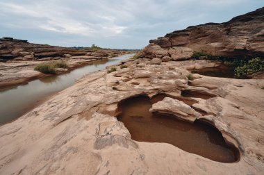 Sam Pan Bok 'un bir manzarası, Tayland Büyük Kanyonu olarak da bilinir. Tayland 'ın Ubon Ratchathani ilinde yer almaktadır.