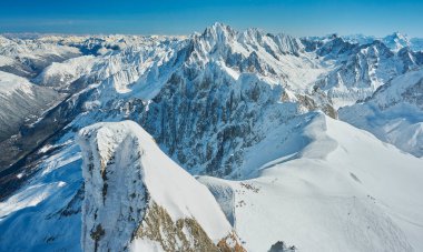 Fransa 'nın Chamonix Mont Blanc vadisinde Aiguille du Midi' nin tepesindeki manzara