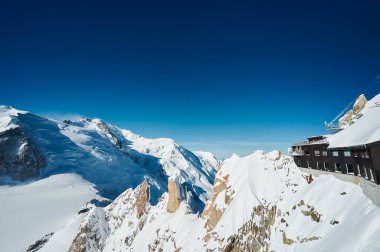 Fransa 'nın Chamonix Mont Blanc vadisinde Aiguille du Midi' nin tepesindeki manzara