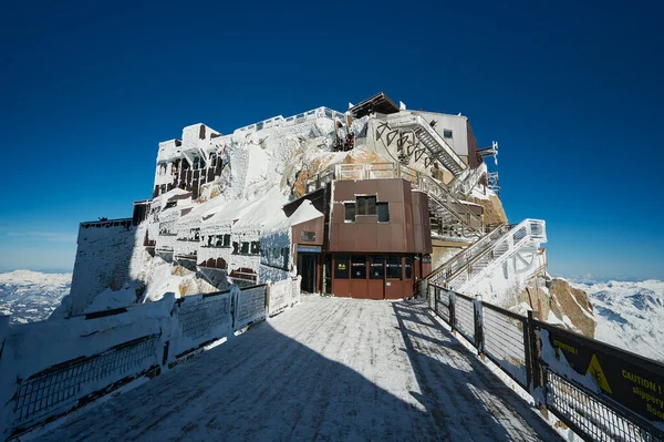 Fransa 'nın Chamonix Mont Blanc vadisinde Aiguille du Midi' nin tepesindeki manzara