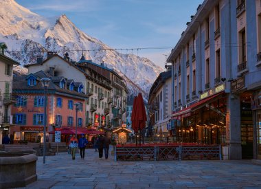 Günbatımında Chamonix-Mont-Blanc şehrinin manzarası Mont-Blanc dağı ve arka planda Alpler, Fransa