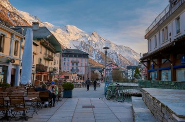 Günbatımında Chamonix-Mont-Blanc şehrinin manzarası Mont-Blanc dağı ve arka planda Alpler, Fransa