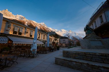 Günbatımında Chamonix-Mont-Blanc şehrinin manzarası Mont-Blanc dağı ve arka planda Alpler, Fransa