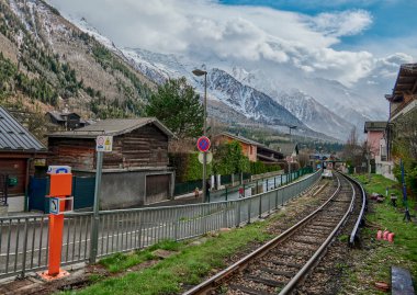 Baharda Chamonix-Mont-Blanc şehrinin arka planında Mont-Blanc Dağı, Fransa