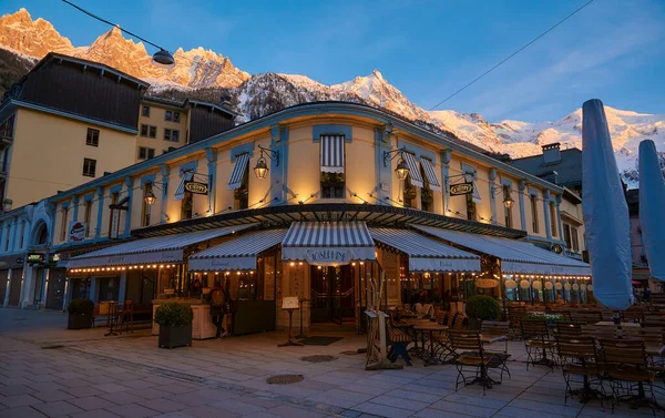 Günbatımında Chamonix Mont Blanc Şehrinin Manzarası Mont Blanc Dağı Arka — Stok fotoğraf