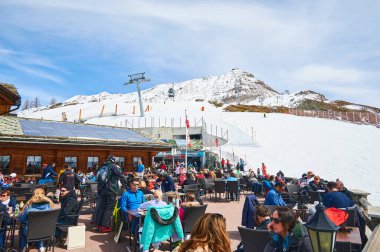 ZERMATT, SWitzERLAND - 11 Nisan 2022: Kayakçı Zermatt, Sunnegga İstasyonu 'ndaki bir restoranda dinleniyor