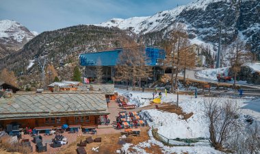 Furi köyü çevresindeki bir manzara, Zermatt 'ta kayak alanları, patikaları, restoranları ve asma köprüsü ile tanınan küçük bir köy. Matterhorn Dağı da bu köyden görülebilir. İsviçre 'de yer almaktadır.