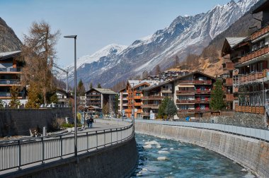 Zermatt şehir merkezinde kayak, tırmanma ve yürüyüş yapmakla ünlü bir dağ kenti. Matterhorn Dağı da bu şehirden görülebilir. İsviçre 'de yer almaktadır.