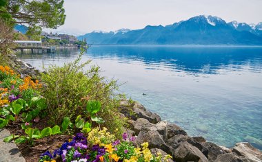 İsviçre 'nin Montreux kentindeki göl kenarındaki gezinti alanından güneşli bir günde Cenevre Gölü manzarası. (Seçici Odaklanma)