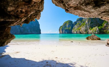 Güneşli bir günde Maya Körfezi manzarası, Tayland 'da insan yok..