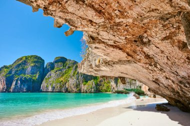 Güneşli bir günde Maya Körfezi manzarası, Tayland 'da insan yok..