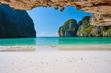 Güneşli bir günde Maya Körfezi manzarası, Tayland 'da insan yok..